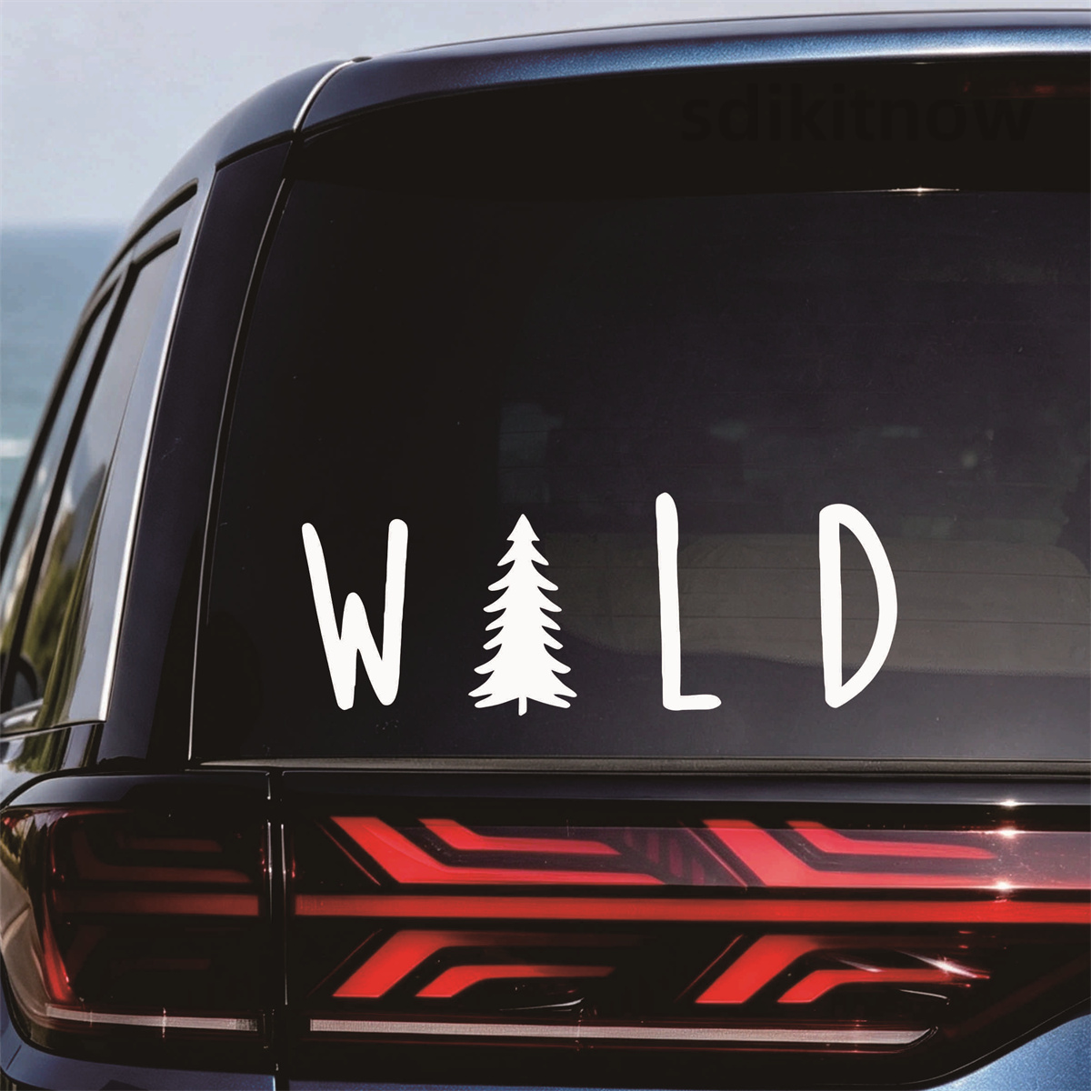 Outdoor Adventure Jeep - Wilde dennenboom vinyl autosticker buiten natuur